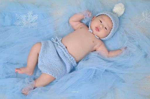 郑州宝宝睡迷糊了才肯吃奶